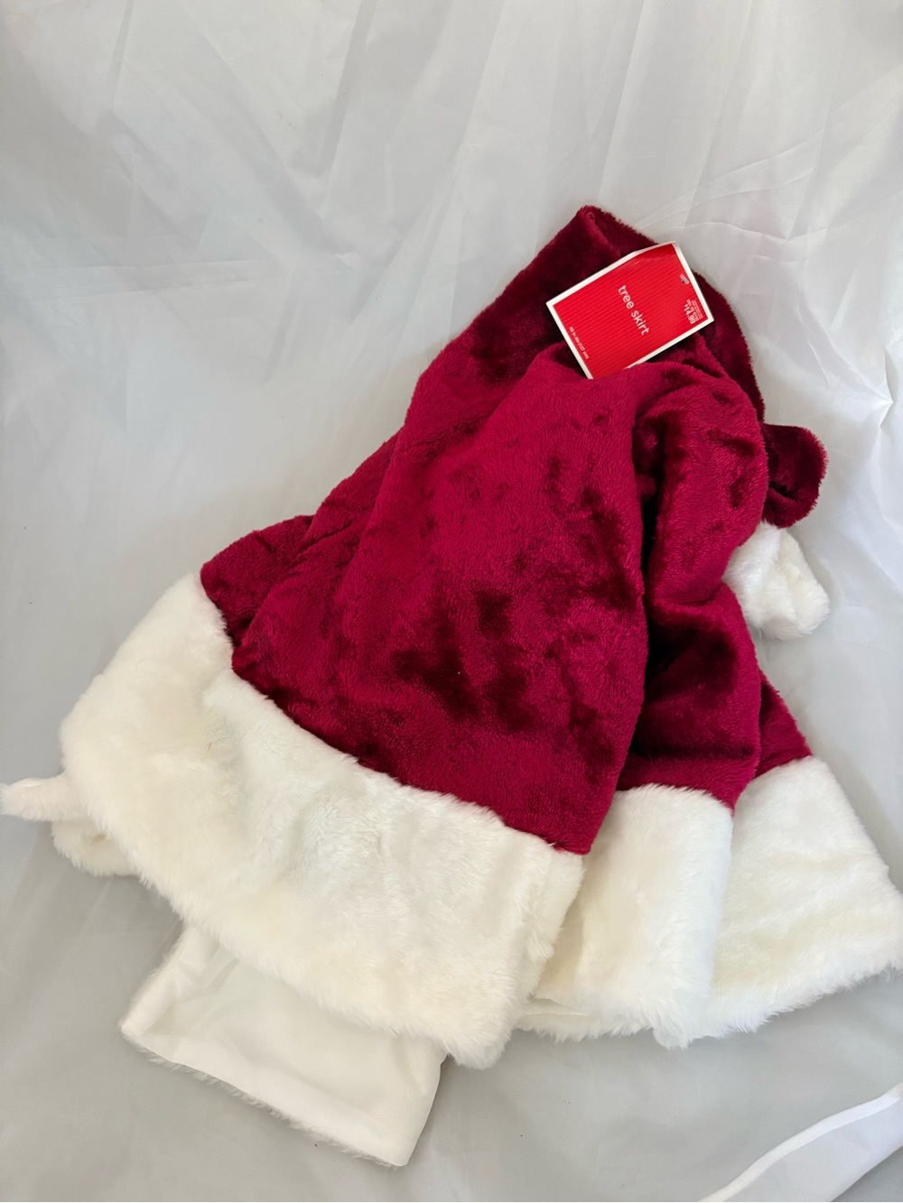 2008 Target Christmas Tree Skirt Red Plush with White Faux Fur Trim